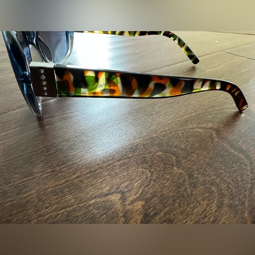 Tahari sunglasses - Picture 2 of 4